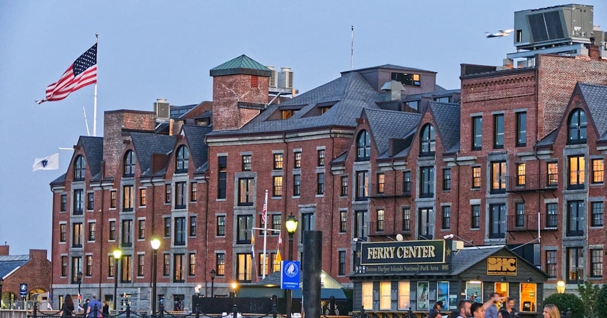 Un hôtel de luxe longe le quai du port de plaisance de Boston.